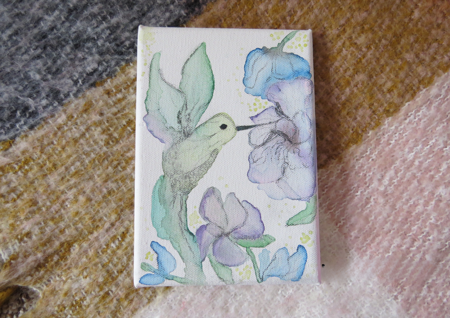 Pintura Original en Acuarelas: Beso de Colibrí entre las Flores - Mayra Diaz Ramos Art